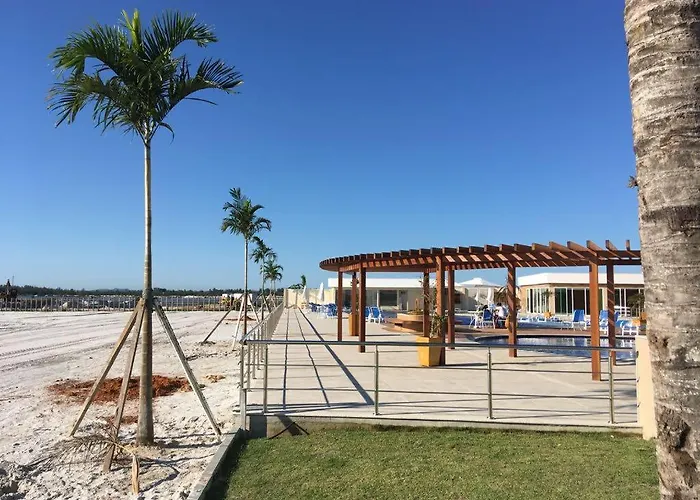 Flat com praia privativa e lazer total em Arraial